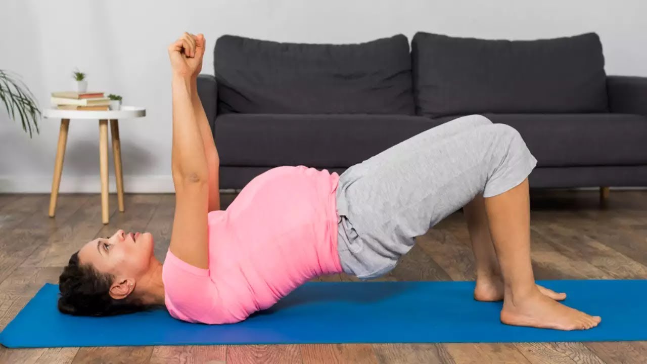 Frau praktiziert Yoga – aktiv und selbstbewusst im Alltag